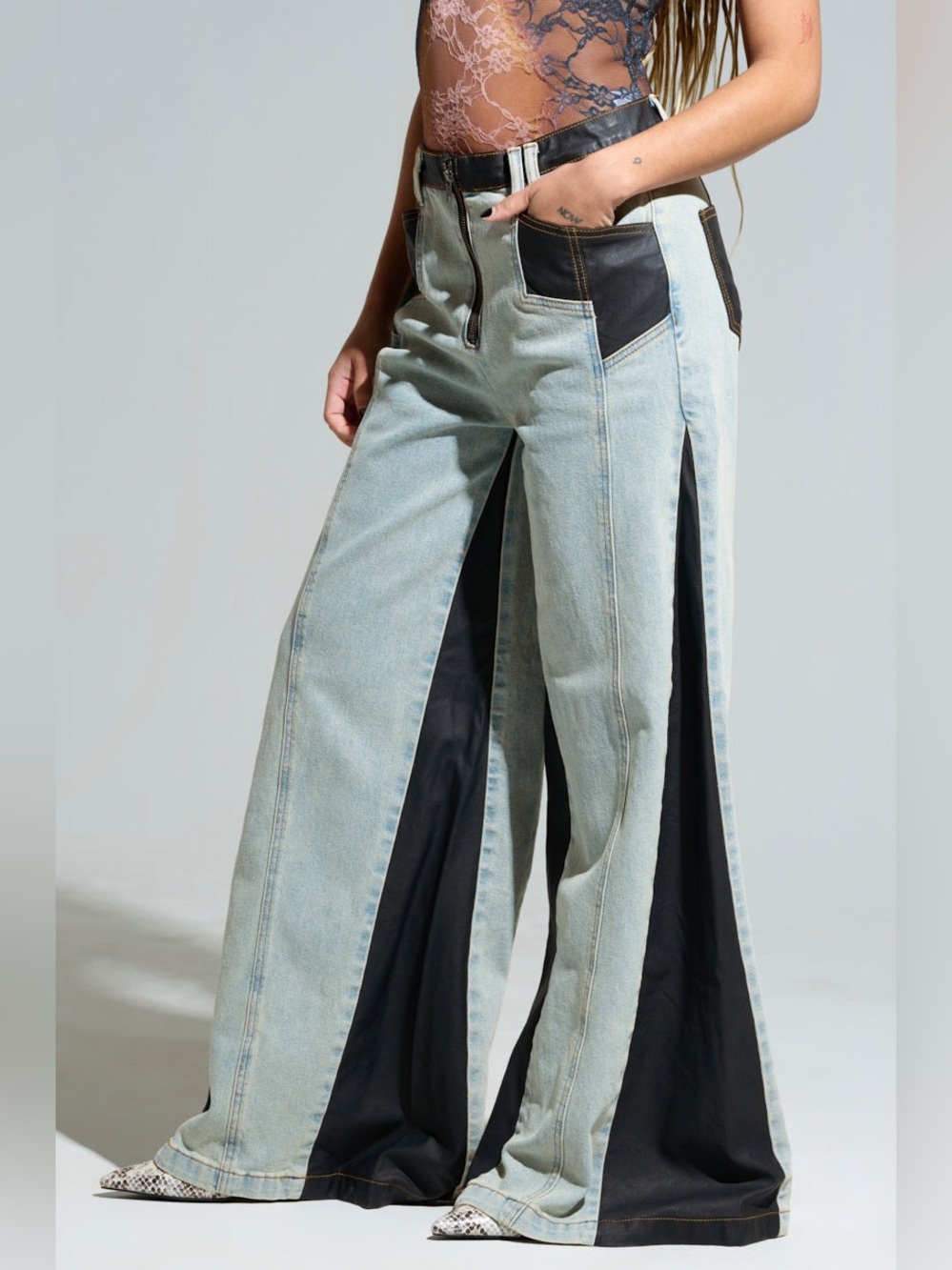 AKIRA Light Wash Wide-Leg Jeans with Black Panels